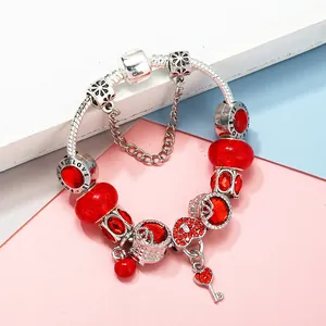 Pulsera de cuentas plateadas con cristales rojos y dijes de llave de corazón