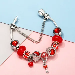 Pulsera de cadena de serpiente plateada con cuentas rojas y colgantes de corazón