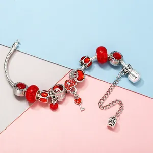 Pulsera plateada con dije de llave de amor, cristales rojos y grabado Love Is Forever