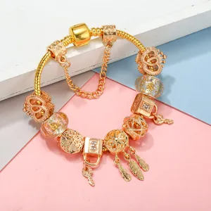 Bracciale con ciondoli dorati con corona a cuore, acchiappasogni e perle di vetro scintillanti