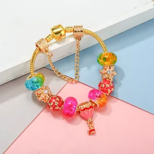 Bracelet à chaîne serpent dorée avec breloques montgolfière colorées et perles de verre
