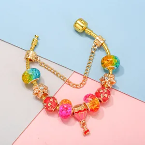 Bracelet à breloques DIY avec perles colorées et pendentif montgolfière sur chaîne dorée