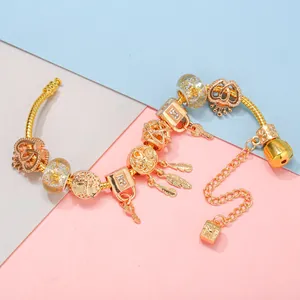 Bracciale a catena serpente dorata con ciondoli a cuore, chiave e piuma acchiappasogni