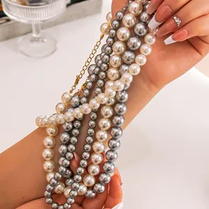 Collar de perlas multicapa clásico con elegantes cuentas blancas y grises y cierre dorado