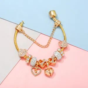 Bracelet élégant à chaîne serpent dorée avec cristaux blancs et pendentifs coeur femme