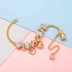 Élégant bracelet à breloques cœur doré avec cristaux scintillants et chaîne réglable