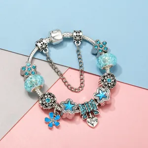 DIY blauwe bloemen bedelarmband met Love hart hanger en blauwe strasstenen