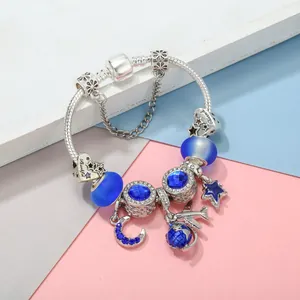 Silbernes Charm-Armband mit blauen Glasperlen und Stern-Mond-Anhängern mit Gravur-Details