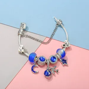 Luxuriöses funkelndes Armband mit blauen Kristallperlen, Mondanhängern und Herzschließe