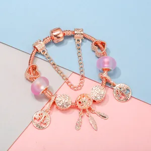 Bracelet rose doré avec pendentifs arbre de vie, attrape-rêve et perles roses douces