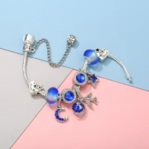 Blaues Kristall-Charm-Armband mit Mond- und Flugzeuganhängern an silberner Schlangenkette
