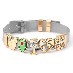 Dettaglio del bracciale a maglia milanese con ciondoli a cuore e avocado in oro rosa