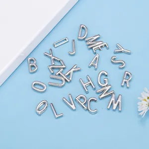 Silberne 10mm A-Z Alphabet Perlen aus Legierung für DIY Armbänder mit Lochdesign
