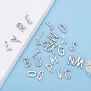 Glänzende silberne 10mm A-Z Metallbuchstaben-Anhänger für DIY Schmuck und Armbänder