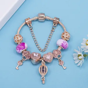 Roségoldenes Schlangenarmband mit Herzanhängern und Heißluftballon-Charm
