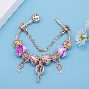 Roségoldenes Perlenarmband mit Heißluftballon-Anhänger und rosa Herz-Anhängern