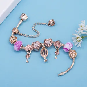 Roségoldenes Schlangenarmband mit rosa Herzanhängern und lila Marmorperlen