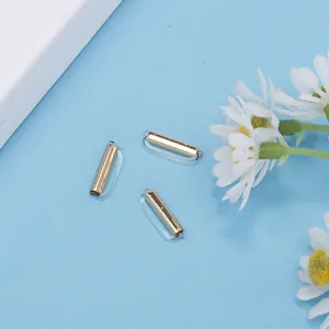 Detailansicht von drei 10-mm-Brillennasenpads mit Goldkern und Silikonbeschichtung