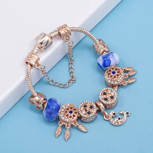 Pulsera de cadena de serpiente oro rosa con cuentas de vidrio azul y dijes de luna