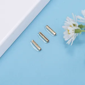 Detail von DIY Schmuckzubehör Goldene Metallrohre mit klaren Harz U-Förmigen Clips