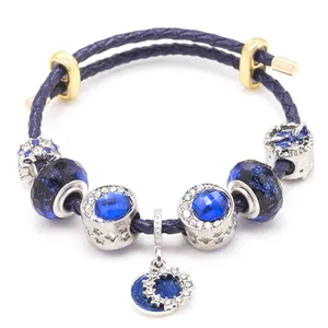 Dunkelblau geflochtenes Lederarmband mit Kristallen und Stern-Mond-Anhänger