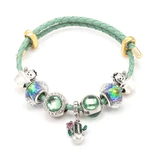 Grünes Lederarmband mit Unendlichkeitssymbol sowie Eulen- und Kaktusanhängern in Gold