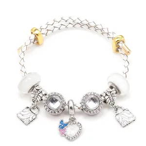 Detail eines geflochtenen Lederarmbands mit Kristallperlen und Herz-Anhängern für Damen