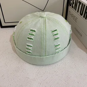 Berretto docker vintage verde menta con dettagli strappati e cuciture a contrasto