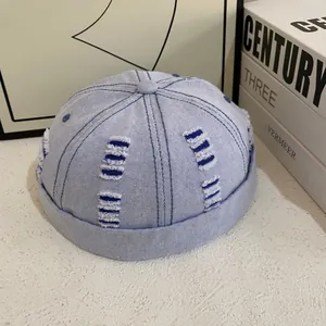 Berretto docker in denim azzurro vintage con dettagli strappati per un look stile street