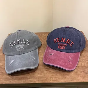 Detailansicht der Retro-Baseballkappen aus gewaschener Baumwolle mit 3D-Stickerei