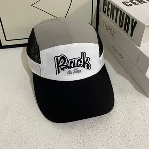 Gorra de béisbol de malla patchwork con bordado para protección solar al aire libre