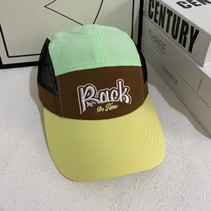 Detalle de gorra de béisbol de malla bicolor con bordado Back In Time y visera solar
