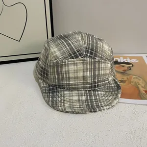 Klassische grau-beige karierte Baseballkappe mit flachem Schirm für Freizeit und Outdoor