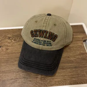Detailaufnahme der khakischwarzen Baseballkappe mit hochwertiger 3D SEWING Bestickung