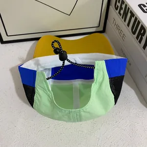 Detalle del cierre ajustable y las costuras en una gorra de béisbol de malla