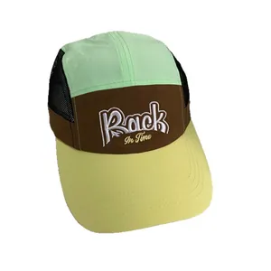Gorra trucker retro multicolor con bordado Rock In Time y visera curva color amarillo