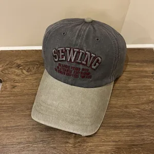 Detail der Vintage-Baseballkappe aus Baumwolle mit hochwertiger 3D-Stickerei und Text