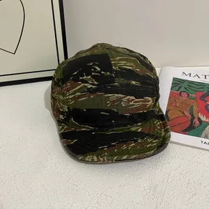 Détail de la casquette camping à 5 panneaux avec camouflage tigre et tissu robuste