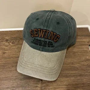 Detailansicht der Vintage-Basecap aus gewaschenem Canvas mit SEWING 3D-Stickerei