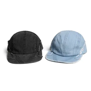 Detailansicht der ausgefransten Kanten und Nähte an gewaschenen Denim-Flachkappen