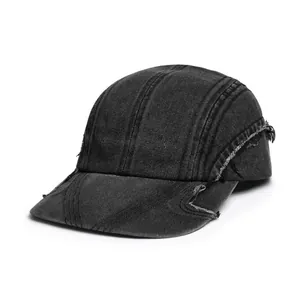 Detailansicht der schwarzen Denim-Stoffstruktur und ausgefransten Kanten einer Baseballkappe