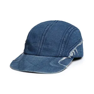Vintage-Baseballkappe aus blauem Denim mit ausgefransten Kanten im Retro-Stil