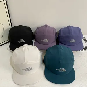 Vista superior de gorras de exterior de 5 paneles en varios colores con logotipo de montaña