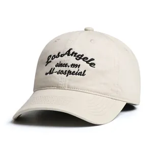 Primer plano del bordado de Los Ángeles en una gorra de béisbol de algodón beige