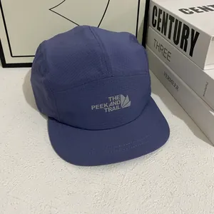 Detalle de la gorra de campamento azul violeta de secado rápido con textura ripstop