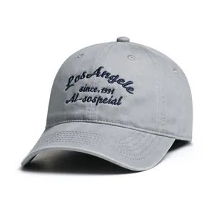 Detalle del bordado 3D azul en gorra de algodón gris con costuras de estilo retro