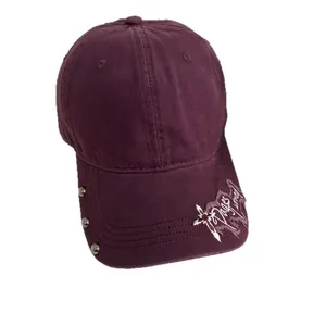 Dunkelweinrote Baumwoll-Baseballkappe mit Nieten und Stickerei im Street-Style-Design