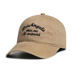 Detalle del bordado negro en la gorra de béisbol de algodón lavado caqui con costuras precisas