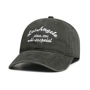 Detalle del bordado en la gorra de béisbol de algodón lavado con costuras de calidad