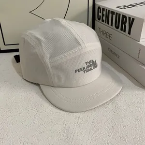 Detalle de gorra 5-panel blanca de secado rápido con logo de montaña The Peek and Trail